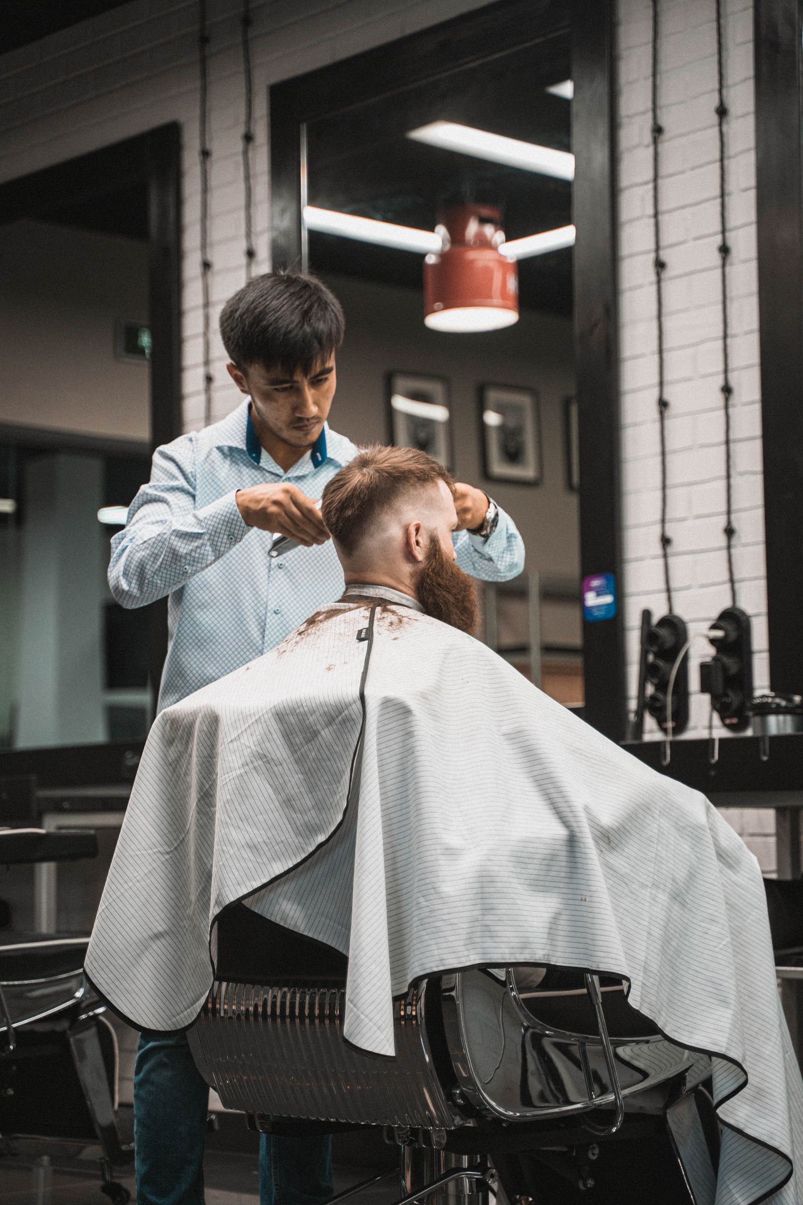 Barbero cortando el cabello de un cliente