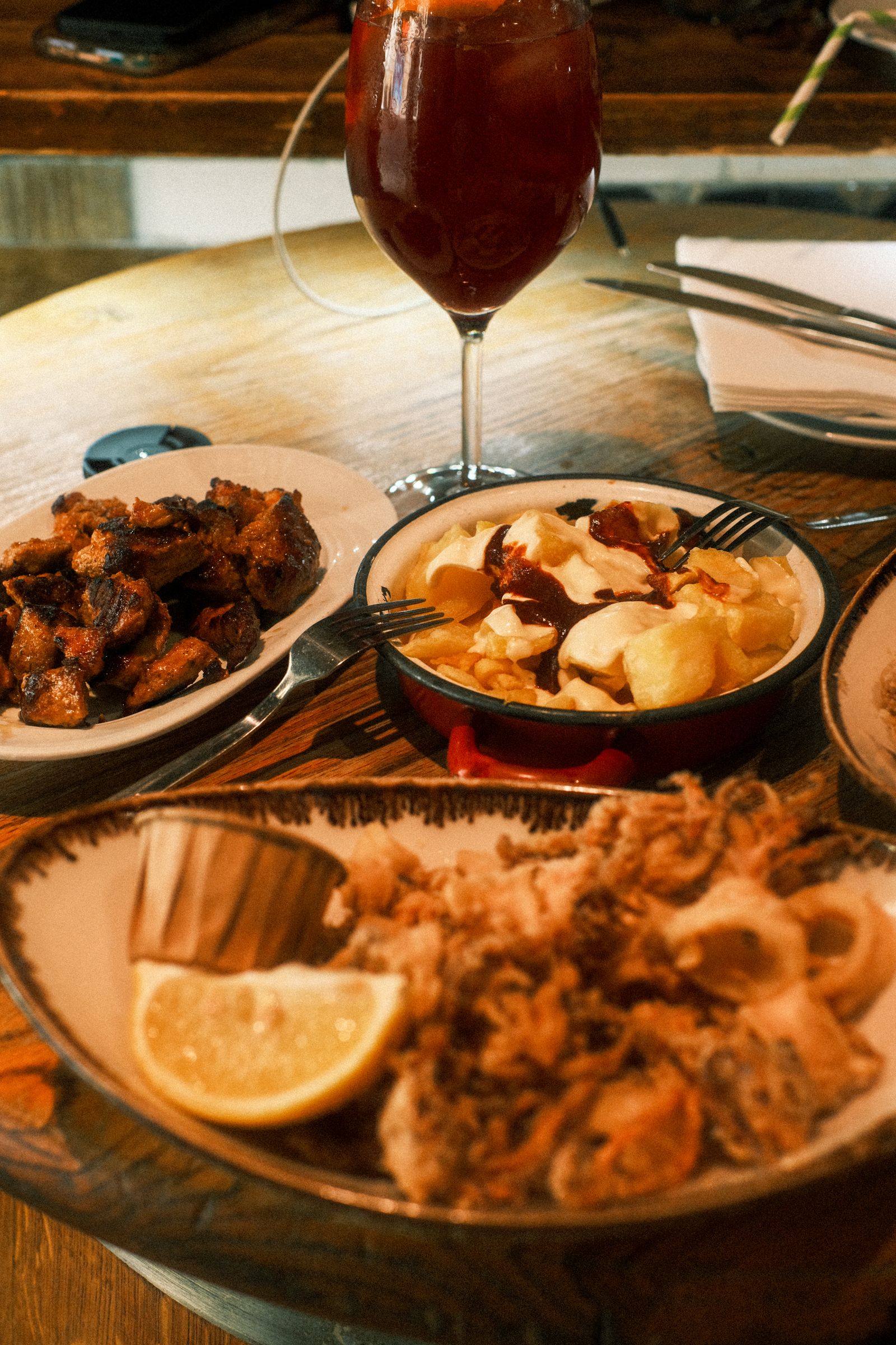 Mesa con una selección de tapas españolas y bebidas