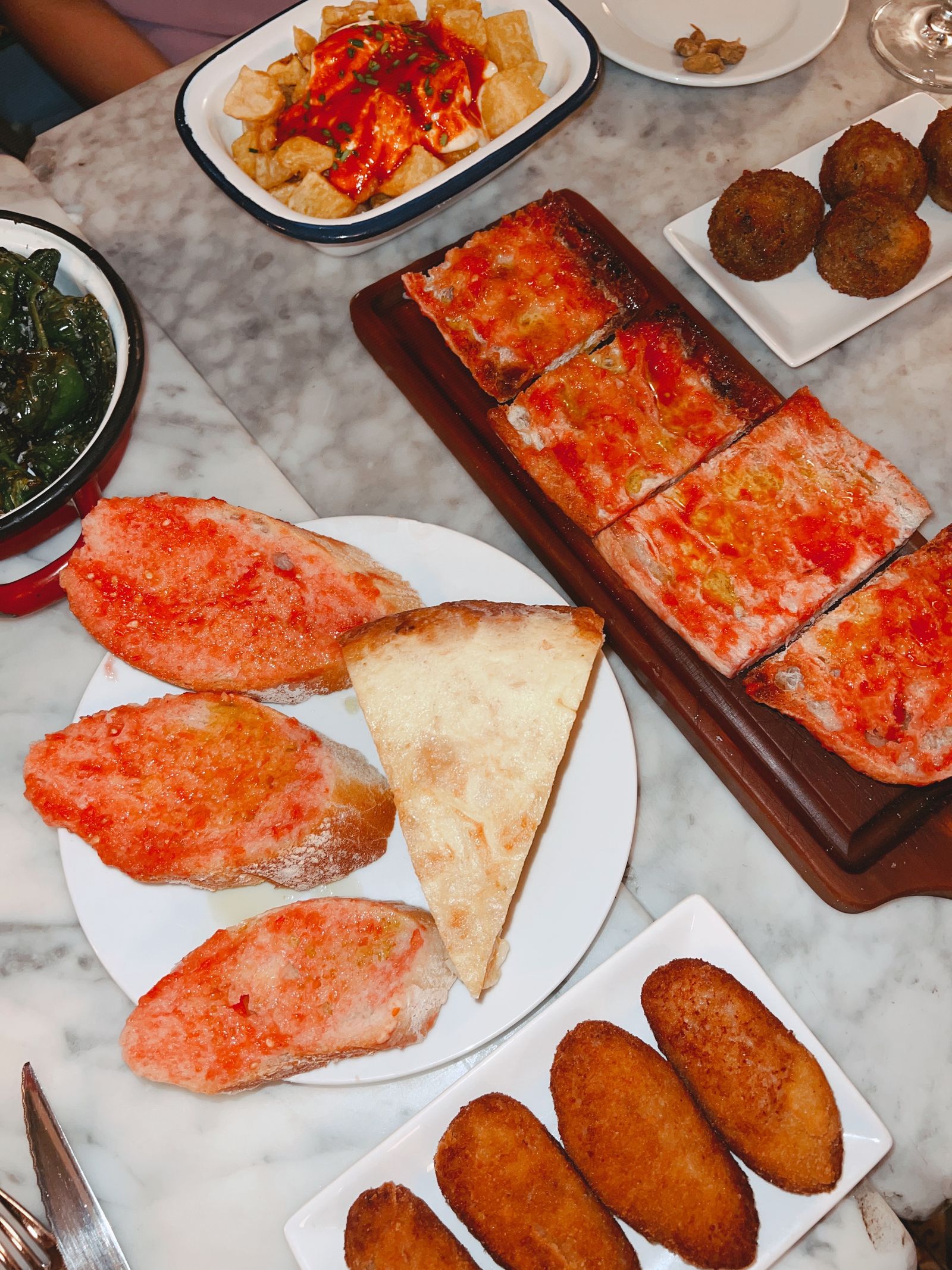 Selección de tapas españolas sobre una mesa de mármol
