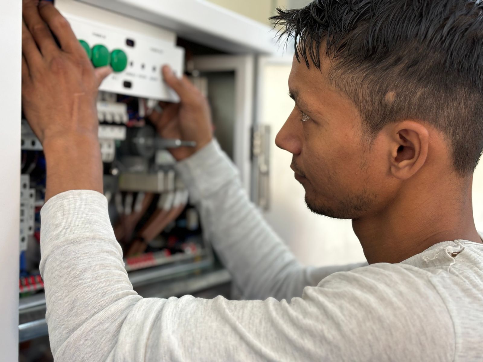 Profesional trabajando ante un cuadro eléctrico